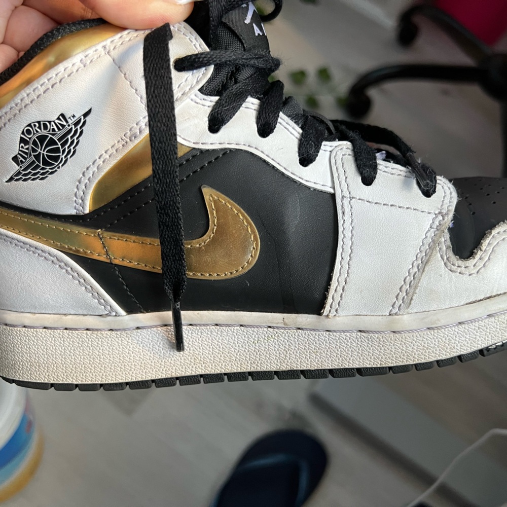 Women size 8 which is equivalent to Youth size 6Y ‘Nike’ Air Jordans 1 Mid